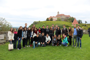 45 országból érkezett diákok csapata, köztük Husz Attilával.