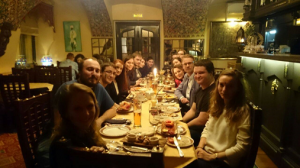 Balogh Bianka indiai étteremben a cserediákokkal